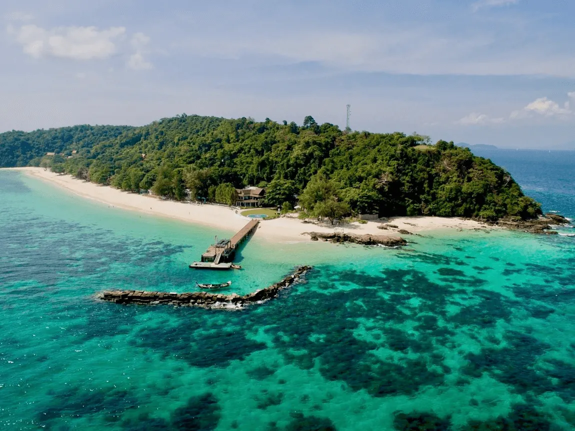 Maiton + Rang Yai is a full-day Luxury Catamaran Private Tour (Pornpinyo Marine)